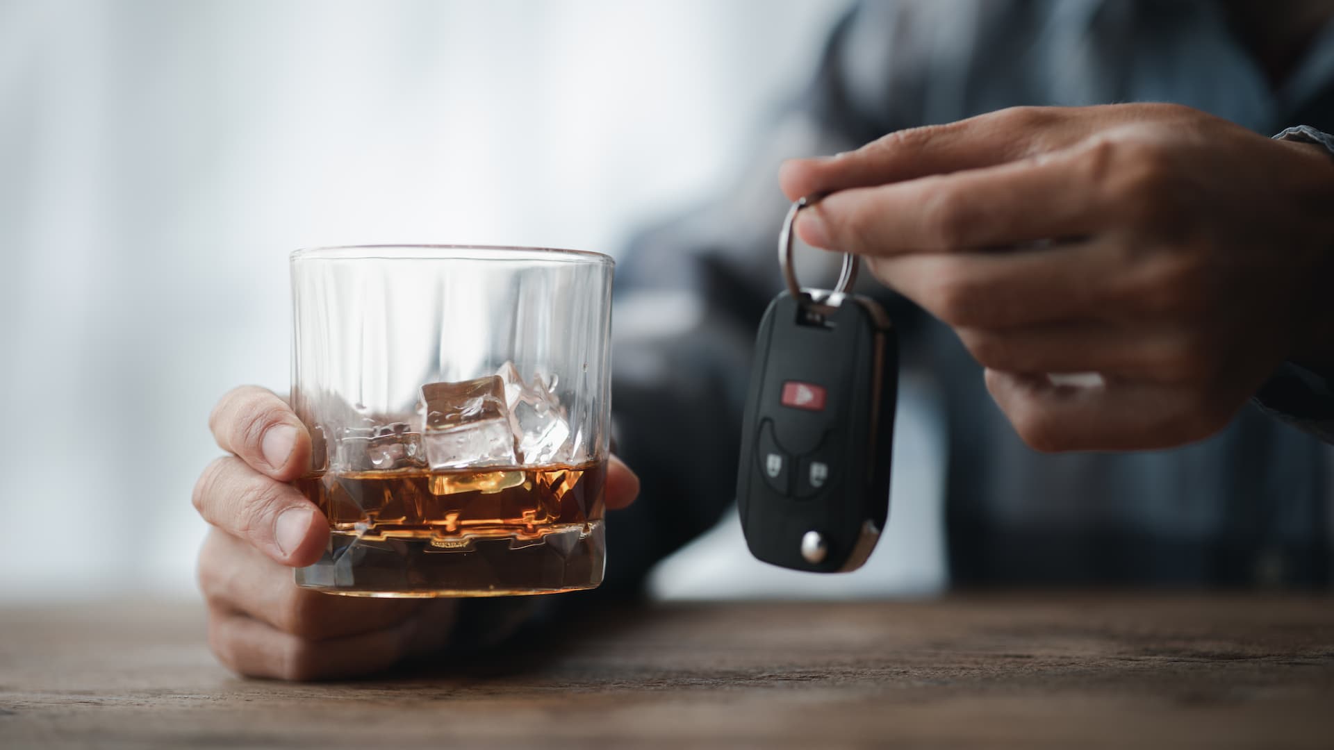 Clé de voiture et verre de whisky
